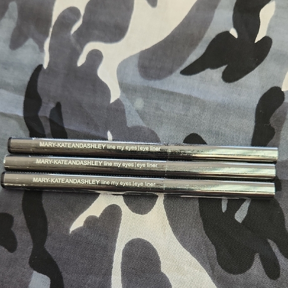 Mary-Kate And Ashley Other - 3 Mary-Kate And Ashley Line My Eyes Eye Liner Sparkling Black Factory Sealed
